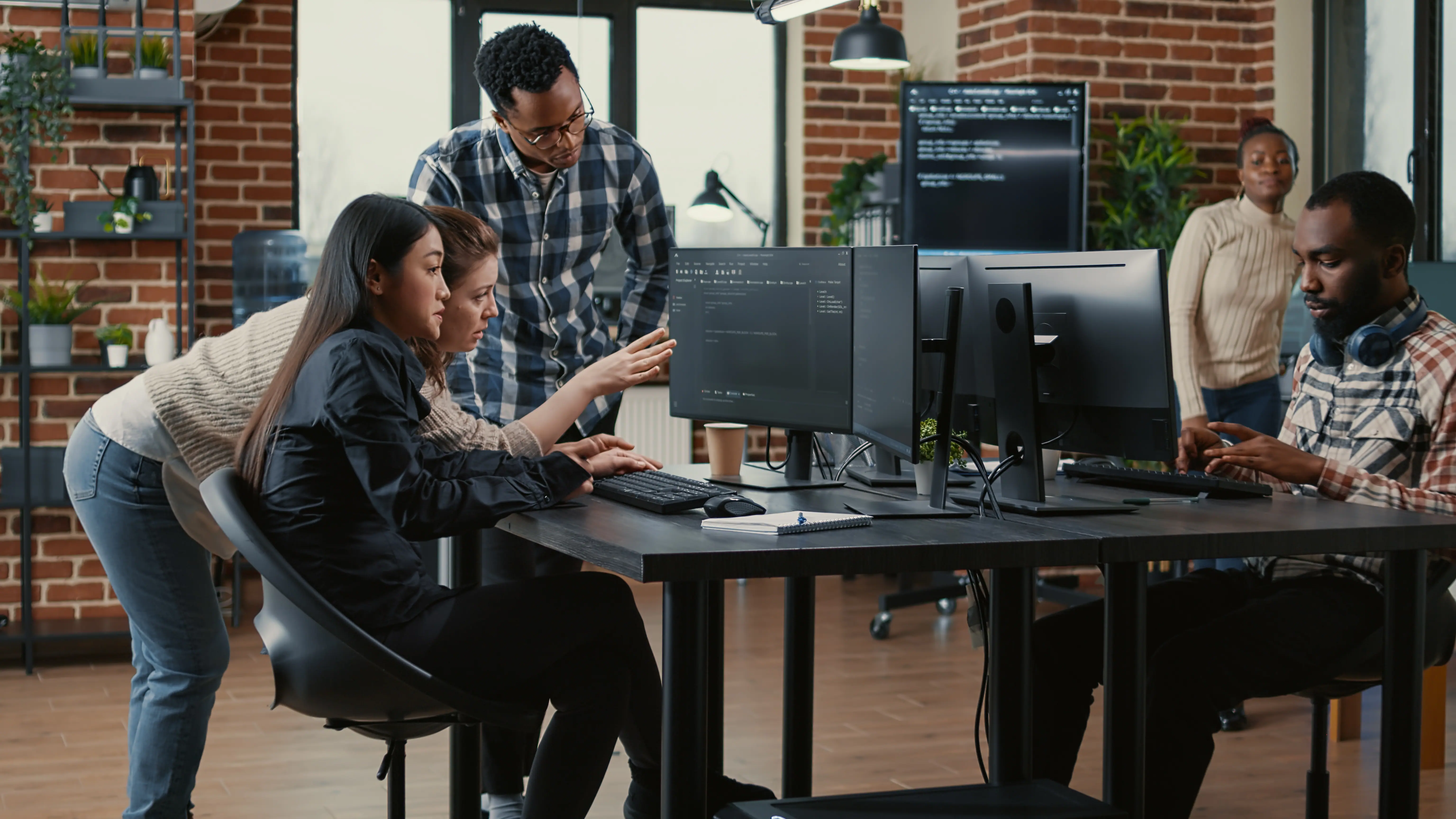 Equipo de desarrollo de software trabajando en un proyecto